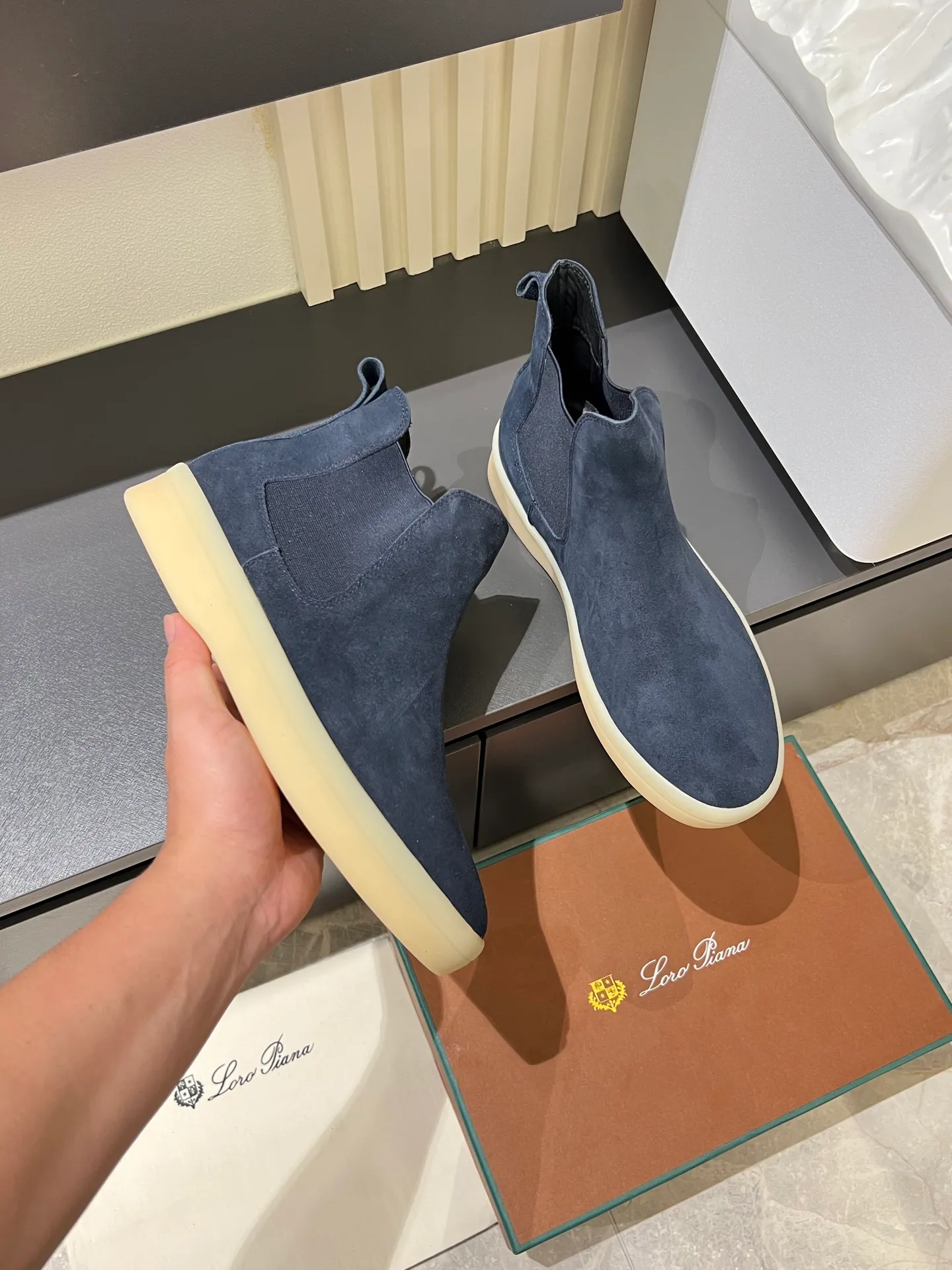 p440 Loro Piana's new niche winter men's mid-top shoes are shipped! The fabric is made of mercerized cowhide imported from Italy, with a sheepskin lining, which is comfortable, breathable and not stuffy to the feet. The outsole is made of natural rubber, which is wear-resistant and non-slip! Size: 38-44 (45.46.)